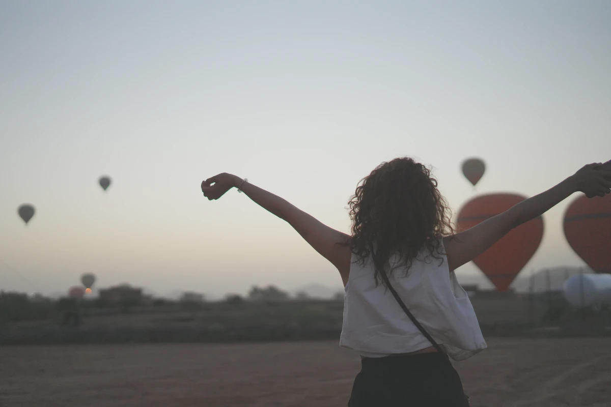 Happy travelers enjoying a Marrakech hot air balloon adventure